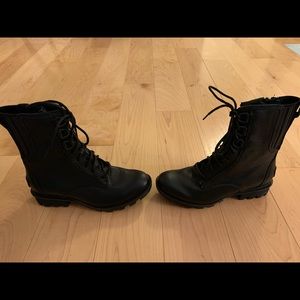 Black leather Sorel snow boots